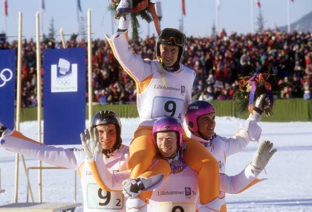 Team Deutschland, Olympiasieger 1994 in Lillehammer, v. li.: Christof Duffner, Dieter Thoma (unt.), Jens Weißflog und Hansjörg Jäkle Skispringen OS Winter Herren Olympische Spiele 1994, Winterspiele, Ski Nordisch, Skisport, Teamwertung, Teamwettbewerb Gruppe Lillehammer Freude,