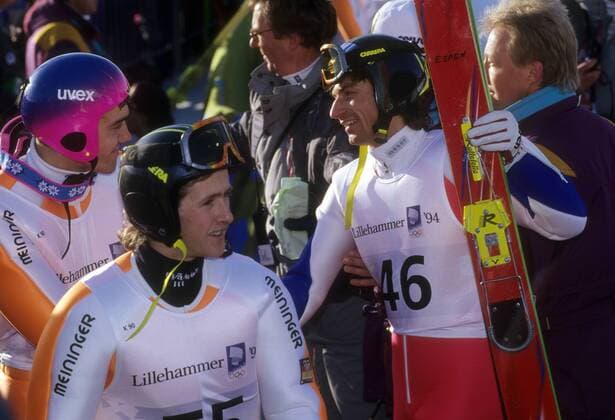 Gerd Siegmund (Deutschland, li.) gratuliert Espen Bredesen (Norwegen, re.) zum Olympiasieg 1994 von der Normalschanze, vorn Jens Weißflog (Deutschland) Skispringen OS Winter Herren Olympische Spiele 1994, Winterspiele, Ski Nordisch, Skisport Gruppe Lillehammer Freude,