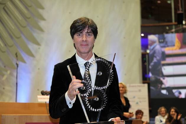 Joachim Löw, der Trainer der deutschen Fussballnationalmannschaft wird mit dem Zukunftspreis ausgezeichnet in Bonn am 28.01.2010 Zukunftspreis 2009 Bonn  o0 GER o00 Trophäe o0 Objekte Preis Preisträger o0 Bundestrainer Nationaltrainer