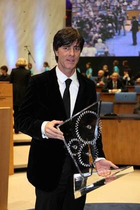 Joachim Löw, der Trainer der deutschen Fussballnationalmannschaft wird mit dem Zukunftspreis ausgezeichnet in Bonn am 28.01.2010 Zukunftspreis 2009 Bonn  o0 GER o00 Trophäe o0 Objekte Preis Preisträger o0 Bundestrainer Nationaltrainer