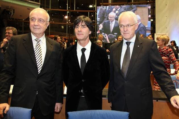 Fritz Pleitgen (L), der Trainer der Fussballnationalmannschaft Joachim Löw und NRW Ministerpräsident Jürgen Rüttgers (R) bei der Verleihung vom Zukunftspreis in Bonn am 28.01.2010 Zukunftspreis 2009 Bonn  o0 GER o0 Preis Preisträger o0 Bundestrainer Nationaltrainer