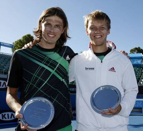 Australien, Melbourne, Sport, Tennis, Grand Slam Tournament, Melbourne Park, Australian Open 2010, Junioren Doppel Finale, Dominik Schulz (GER) und Kevin Krawietz (GER, R), o0 Siegerehrung o00 Aufmacher o0 Objekte Pokal Trophäe o0 Freude