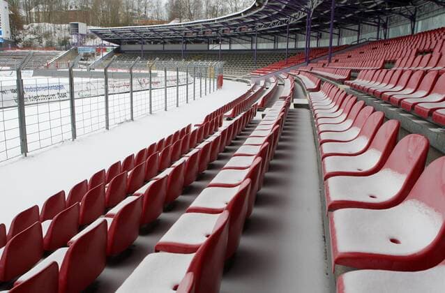 Fußball, Stadiongeschichte FC Erzgebirge Aue Aue, 28.01.2010, Erzgebirgsstadion, FC Erzgebirge Aue, Stadionbegehung, Platzkommission, , Am Vormittag entschied eine Platzkommission, dass das bevorstehende Drittligapunktspiel kommenden Samstag auf Grund der widrigen Platzverhältnisse abgesagt werden muss. , o0 Stadion Tribüne verschneite Sitze o00 Gefahr gefährlich Frost