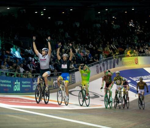 Radsport Berlin - Velodrom, 99. Berliner Sechstagerennen: Fahrer präsentieren sich den Zuschauern o0 Zuschauer Totale Fahrerpräsentation Präsentation