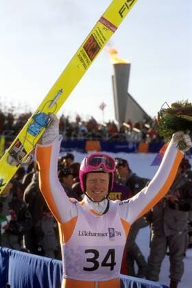 Dieter Thoma (Deutschland) freut sich bei den Olympischen Spielen 1994 in Lillehammer über seinen 3. Platz von der Normalschanze Skispringen OS Winter Herren Olympische Spiele 1994, Winterspiele, Ski Nordisch, Skisport Einzelbild Lillehammer Freude,