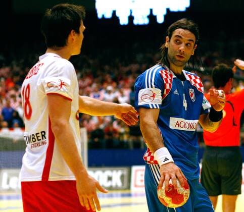 HANDBALL - EHF EURO 2010, CRO vs DEN WIEN,AUSTRIA,28.JAN.10 - DIVERS, HANDBALL - EHF Europameisterschaft, EURO 2010, Laenderspiel, Kroatien vs Daenemark. Bild zeigt v.li. Hans Lindberg (Dänemark) und Ivano Balic (CRO). 