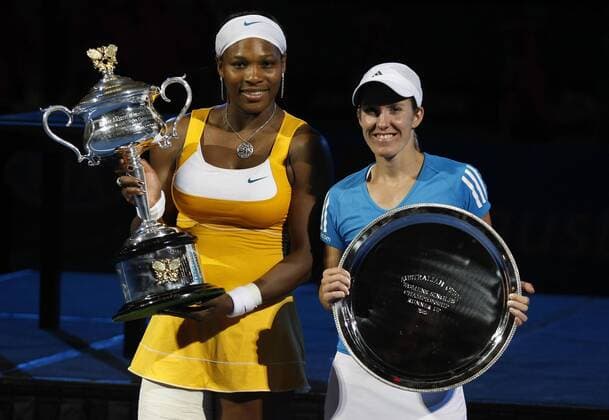 Serena Williams (USA, li.) gewinnt die Australian Open 2010 gegen Justin Henin (BEL) o0 Sieg, Sieger, Pokal, Trophäe,