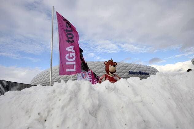 30.01.2010, Fussball 1.Liga: FC Bayern München, 20.Spieltag in der Allianz-Arena München, Aussenaufnahme der Allianz-Arena, mit Schneehaufen im Vordergrund. o0 Winter Schnee Stadion Sponsor, Werbepartner, Werbung, Wirtschaft, Liga Total