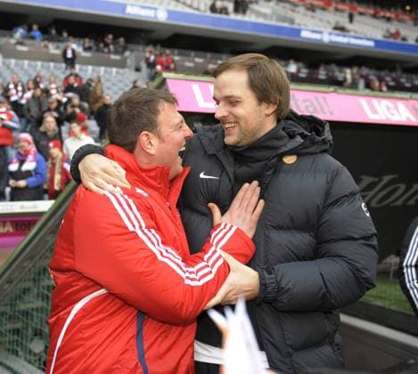 30.01.2010, Fussball 1.Liga: FC Bayern München - 1.FSV Mainz 05, 20.Spieltag in der Allianz-Arena München, Mentaltrainer Philipp Laux (München) begrüßt vor dem Spiel Trainer Thomas Tuchel (re, Mainz). o0 Freude Trainer
