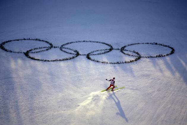 Skispringer während der Olympischen Spiele 1994 in Lillehammer vor den Olympischen Ringen Skispringen OS Winter Herren Olympische Spiele 1994, Winterspiele, Ski Nordisch, Skisport Totale Lillehammer