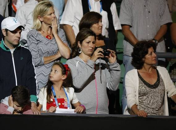 Australien, Melbourne, Sport, Tennis, Grand Slam Tournament, Melbourne Park, Australian Open 2010, Herren Endspiel,Finale, Siegerehrung, Praesentation, Roger Federer (SUI) Clan auf der Tribuene, 2.v.re. Ehefrau Mirka, re. Mutter Lynette, li. Trainer Severin Luethi o0 Frau privat Familie