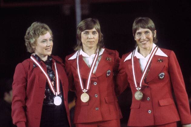 Siegerehrung 10km Olympischen Spiele 1976 in Innsbruck: Olympiasiegerin Raisa Smetanina (UdSSR, Mitte) zwischen Helena Takalo Kivioja (Finnland, li.) und Galina Kulakova (UdSSR) Nordischer Skilauf OS Winter Damen Olympische Spiele Innsbruck 1976, Winterspiele, Ski Nordisch, Skisport, Langlauf Gruppe Seefeld