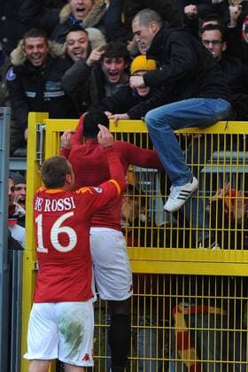 Stefano Okaka Chuka (re.) und Daniele de Rossi (beide AS Rom) - Torjubel mit Fans am Zaun  o0 Jubel, Freude