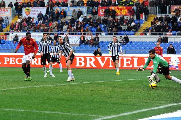 Stefano Okaka Chuka (AS Rom, li.) erzielt das 2:1 gegen Torwart Gianluca Curci (AC Siena)  o0 Tor