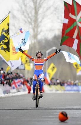 Marianne Vos from Netherlands celebrates after she won the Women Cyclocross World Championships in Tabor, Czech Republic, on Sunday, Jan. 31, 2010. (CTKxPhoto KaterinaxSulova)  SUK 3 o0 Jubel, Freude, Sieg, Sieger, Weltmeister, Weltmeisterin