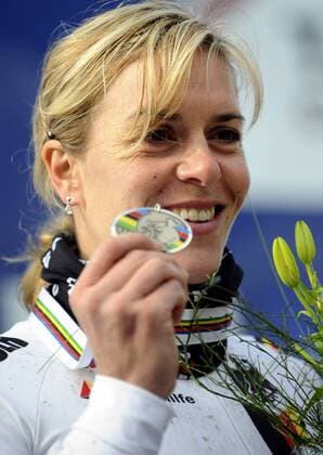 Hanka Kupfernagel from Germany celebrates her second place of the Women Cyclocross World Championships in Tabor, Czech Republic, on Sunday, Jan. 31, 2010. (CTKxPhoto KaterinaxSulova)  SUK6 o0 Jubel, Freude, Siegerehrung, Medaille, Silbermedaille, Silber, Objekte