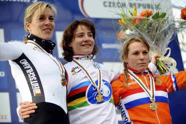 Marianne Vos from Netherlands, centre, celebrates after she won the Women Cyclocross World Championships in Tabor, Czech Republic, on Sunday, Jan. 31, 2010. Hanka Kupfernagel from Germany, left, placed second, Daphny van den Brand from Netherlands,right, placed third. (CTKxPhoto KaterinaxSulova)  SUK3 o0 Jubel, Freude, Siegerehrung, Sieg, Sieger, Weltmeister, Weltmeisterin