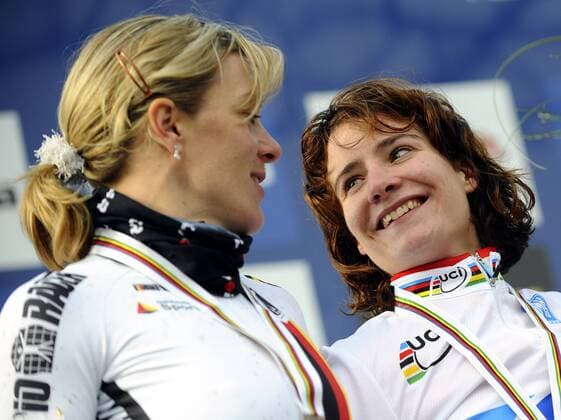 Marianne Vos from Netherlands, right, celebrates after she won the Women Cyclocross World Championships in Tabor, Czech Republic, on Sunday, Jan. 31, 2010. Hanka Kupfernagel from Germany, left, placed second, Daphny van den Brand from Netherlands placed third. (CTKxPhoto KaterinaxSulova)  SUK5 o0 Jubel, Freude, Siegerehrung, Sieg, Sieger, Weltmeister, Weltmeisterin