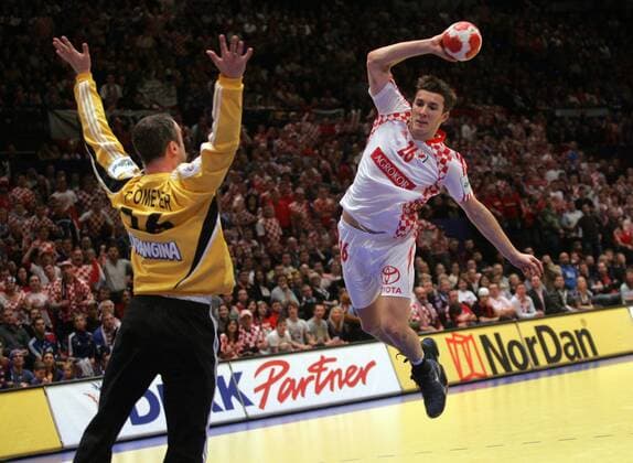 THIERRY OMEYER (L) FRA, MANUEL STRLEK CRO --- WIEN 31.01.2010 MEN S EUROPEAN CHAMPIONSHIP HANDBALL EURO 2010 FINAL FRANCE - CROATIA ---  100131MIN215