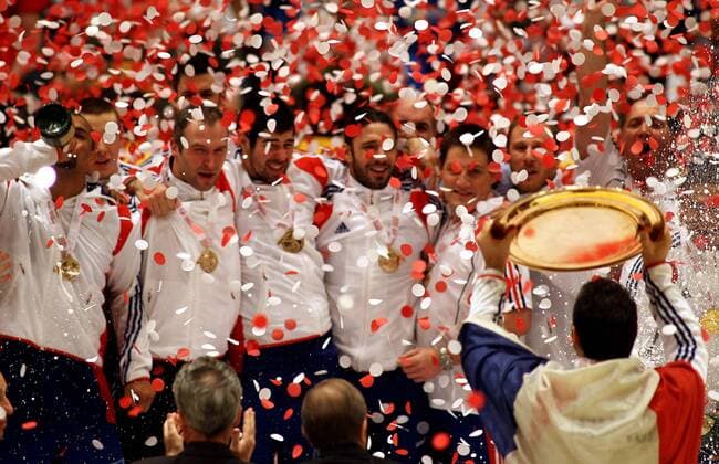 HANDBALL - EHF EURO 2010, FRA vs CRO WIEN, 31.JAN.10 - HANDBALL - EHF Europameisterschaft, EURO 2010, Laenderspiel, Finale, Siegerehrung. Bild zeigt den Jubel von Frankreich mit der Trophaee.  o0 Finale, Jubel, Freude, Objekte, Trophäe