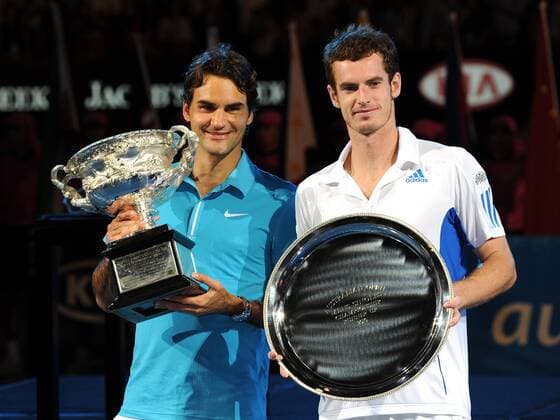 Australien, Melbourne, Melbourne Park, Australian Open 2010, Finale, Finalist Andy Murray (GBR, R) und Roger Federer (SUI), Sieger der Australian Open 2010 während der Siegerehrung