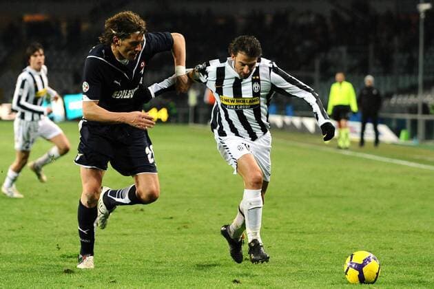 Juventus Turin (weiß) vs. Lazio Rom (dunkelblau) Alessandro Del Piero (r.) - Guglielmo Stendardo 
