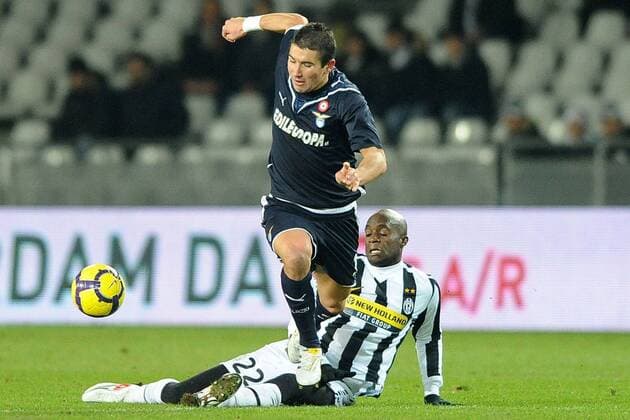 Juventus Turin (weiß) vs. Lazio Rom (dunkelblau) Aleksandar Kolarov (l.) - Mohamed Sissoko 
