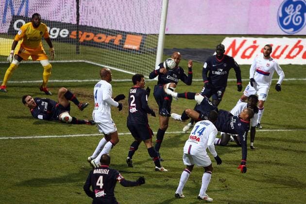 Olympique Lyon (weiß) - Paris St. Germain (blau): Guillaume Hoarau (3.v.re.) und Sammy Traore (beide PSG, 6.v.re.) - 31.01.10 - EddyLEMAISTRE  o0 Totale