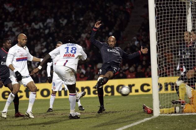 Olympique Lyon (weiß) - Paris St. Germain (blau): Bafetimbi Gomis (Lyon, 18) gegen Sammy Traore (PSG) - 31.01.10 - EddyLEMAISTRE 