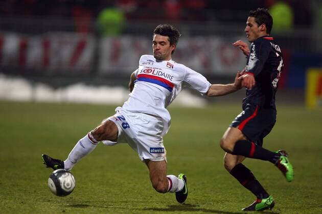 Olympique Lyon (weiß) - Paris St. Germain (blau): Jeremy Toulalan (Lyon) und Jeremy Clement (PSG) - 31.01.10 - EddyLEMAISTRE 