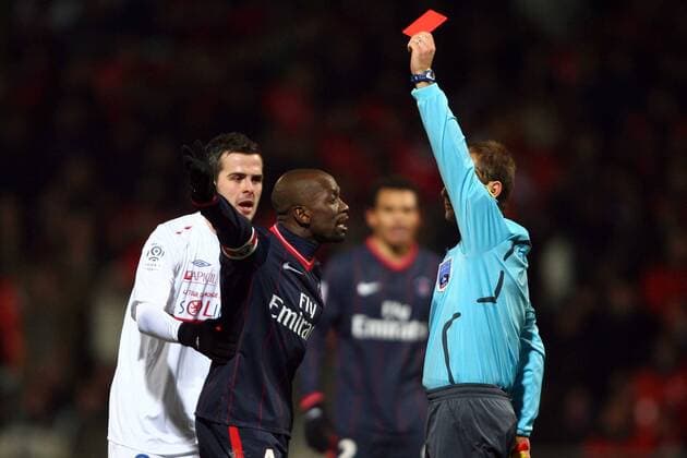 Olympique Lyon (weiß) - Paris St. Germain (blau): Claude Makelele (PSG) sieht die rote Karte - 31.01.10 - EddyLEMAISTRE 