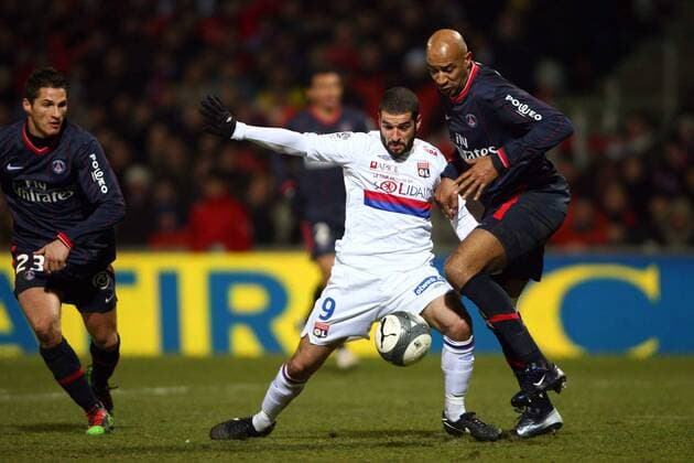 Olympique Lyon (weiß) - Paris St. Germain (blau): Lisandro (Lyon) und Sammy Traore (PSG, re.) - 31.01.10 - EddyLEMAISTRE 