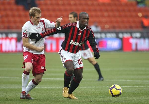 CLARENCE SEEDORF (re.) gegen MARTIN BERGVOLD - AC Mailand (rot schwarz) - AS Livorno (weiß) 1:1 -