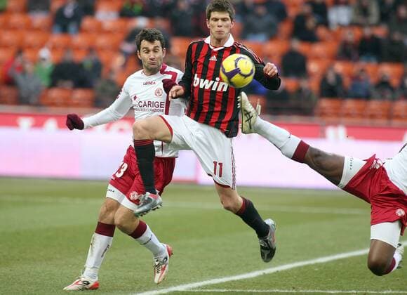KLAAS JAN HUNTELAAR (Mitte) - AC Mailand (rot schwarz) - AS Livorno (weiß) 1:1 -