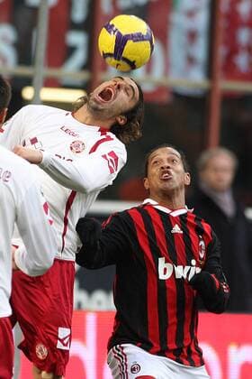 RONALDINHO (re.) - AC Mailand (rot schwarz) - AS Livorno (weiß) 1:1 -