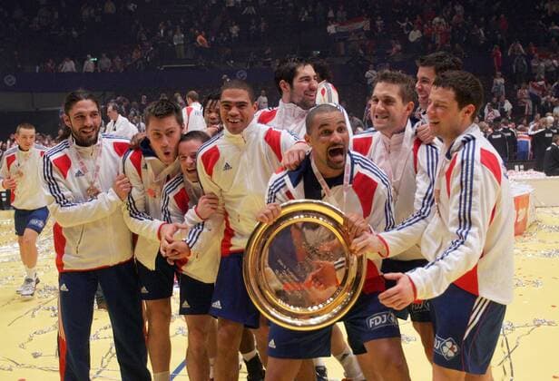 WIEN, 31.01.2010, Finale Euro 2010: Jubel Frankreich -  100131MIN271 o0 Freude Sieg, Sieger, Jubel Europameister Pokal Trophäe Objekte