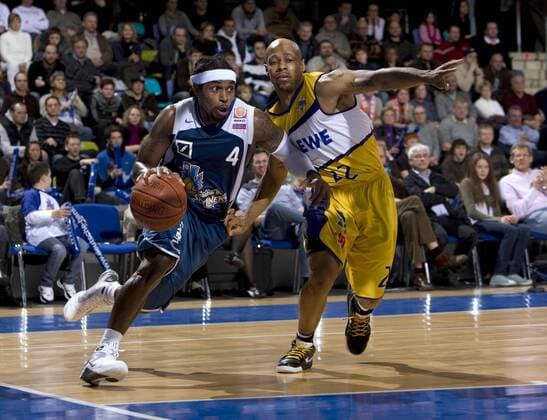 am Ball Aubrey REESE ( Skyliners ) gegen Jason GARDNER --- Basketball 1. Bundesliga in Frankfurt am 16.01.2010 Deutsche Bank Skyliners Frankfurt (blau) - EWE Baskets Oldenburg (gelb) 69:75 o00 Aufmacher