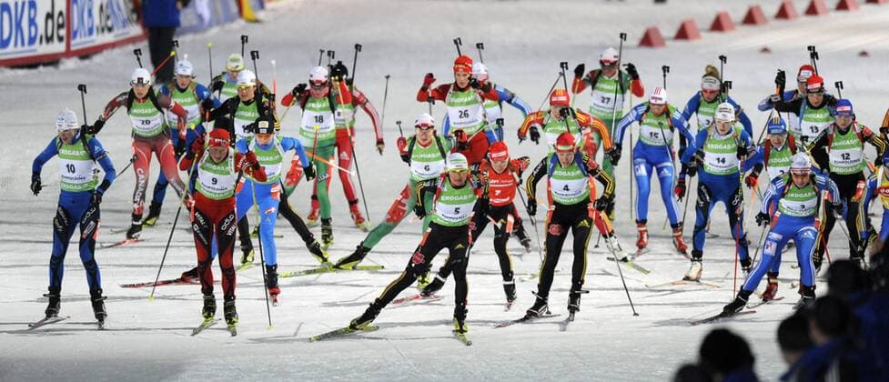 Simone HAUSWALD (5) und Kati WILHELM (beide Deutschland, 4) Aktion Biathlon Massenstart der Frauen 16.1.2010 o0 Start Totale Starterfeld Teilnehmerfeld Starter Teilnehmer