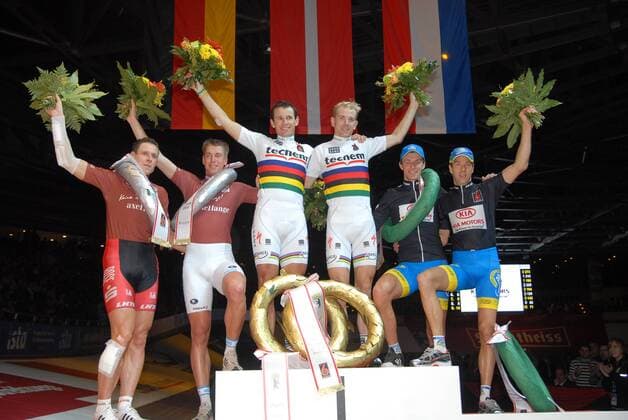vlnr: Platz 2 - Robert Bartko Roger Kluge GER - Platz 1 - Alex Rasmussen Michael Morkov (Dänemark) - Platz 3 - Peter Schep Danny Stam (NED) - Event: Sechstagerennen Sixdays Berlin 2010 - Date: 01.02.2010 - Location: Velodrom Berlin o0 Jubel Freude o00 Sieg