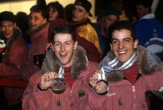 10km Olympiasieger Mark Kirchner (li.) und der zweitplazierte Ricco Groß (beide Deutschland) freuen sich 1992 in Albertville über ihren Doppelsieg Biathlon OS Winter Herren Olympische Spiele Albertville 1992, Winterspiele Gruppe Les Saisies Freude, Begeisterung,