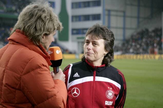 Co Trainerin Ulrike Ballweg (Deutschland, re.) im Interview - Länderspiel, Deutschland (weiß) - China (rot) , SchücoArena Bielefeld