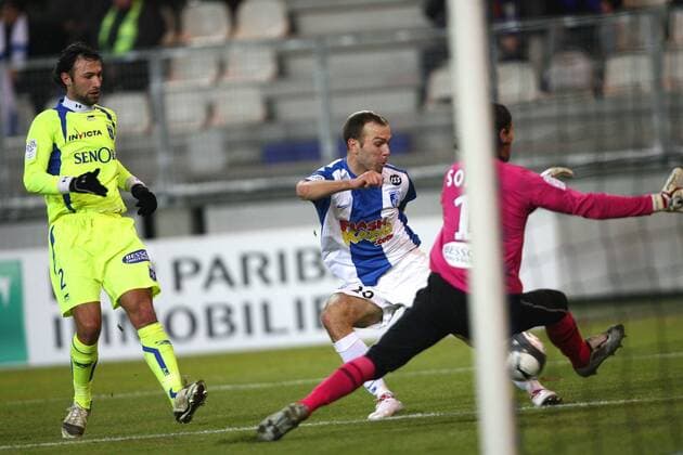 Grenoble Foot 38 (blau) - AJ Auxerre (grün), - Danijel Ljuboja (GF38), Torwart Olivier Sorin (AJA) - L1 - 06-02-10 EddyLEMAISTRE - 