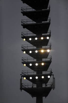 3. Liga, Fußball, Saison 2009 10, FC Carl Zeiss Jena - Halb beleuchteter Flutlichtmast im Ernst Abbe Sportfeld, 06.02. 2010,