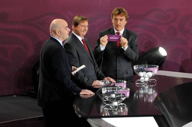 Zbgniew Boniek (re.) mit dem deutschen Los neben Andrzej Szarmach (Mitte, beide Polen) und UEFA Generalsekretär Gianni Infantino (Italien) -  20100207PF_ZS025 o0 Funktionär o0 Euro
