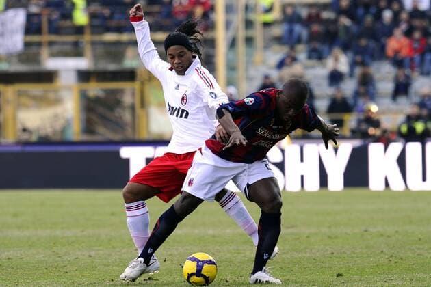 Mg Bologna 07 02 2010 - Serie A: FC Bologna (blau) - AC Milan (weiß) --- Ronaldinho (L) - Gaby Mudingayi --- 