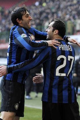 Milano 07 02 2010 - Serie A Inter Mailand - US Cagliari, Goran Pandev (re.) und Diego Milito (beide Inter Mailand) -  o0 Jubel, Freude,