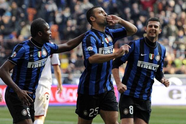 Milano 07 02 2010 - Serie A Inter Mailand - US Cagliari, Walter Samuel (Inter Mailand, Mitte) und Samuel Eto o (li., Inter Mailand) -  o0 Jubel, Freude o00 Etoo