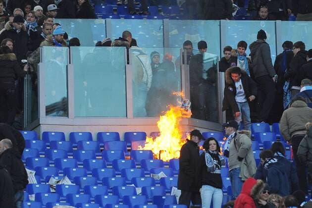 Roma 07 02 2010 - Serie A Lazio Rom, Feuer auf der Tribüne, die Fans flüchten -  o0 Krawall, Krawalle, Randale, Randalierer, Ausschreitungen, Fanausschreitungen, totale, Zuschauer