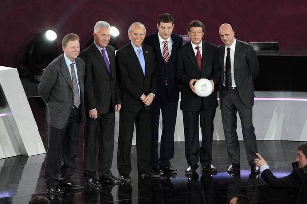 WARSAW, PALACE OF CULTURE AND SCIENCE LOSOWANIE, UEFA EURO 2012 QUALIFYING DRAW, Vertreter oder Nationaltrainer der Qualifikationsgruppe F, v.li.: Trainer Aleksandrs Starkovs (Lettland), Trainer John Buttigieg (Malta), Mordechai Shpigler (Israel), Trainer Slaven Bilic (Kroatien), Trainer Otto Rehhagel (Griechenland), Trainer Temuri Ketsbaia (Georgien) -  0S3G7575 o0 Nationalteam, Trainer, krux o0 Euro