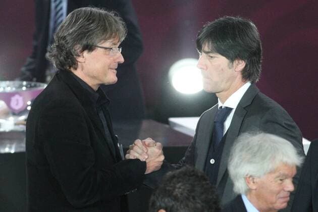 Nationaltrainer Dietmar Constantini (Österreich, li.) und Bundestrainer Joachim Löw (Deutschland) - shake hands -  8Q2B3544 o0 Euro o0 Didi